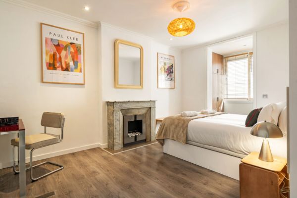 Eixample Pedestrian Gem • Balcony Bathtub • AC