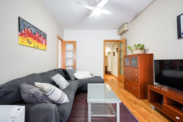 Poble Sec Flat · 2 Balconies · A/C · 4 Guests