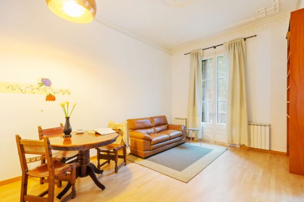 Quiet, vibrant 2 bedroom in pedestrian Eixample