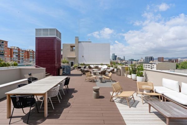 Modern Oasis: 1BR with Rooftop Pools & Parking