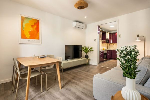 Eixample Pedestrian Gem • Balcony Bathtub • AC