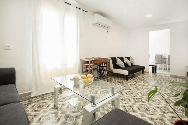 Catalan Charm 3BR w/ 1.5 Baths