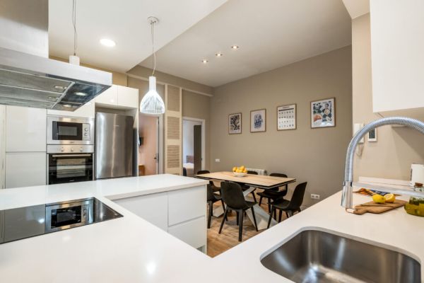 Central 6BR/4BA Modern  • AC • Fiber WiFi