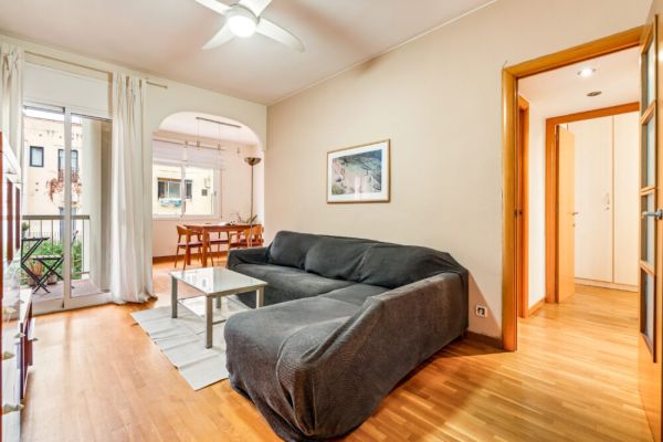 Poble Sec Flat · 2 Balconies · A/C · 4 Guests