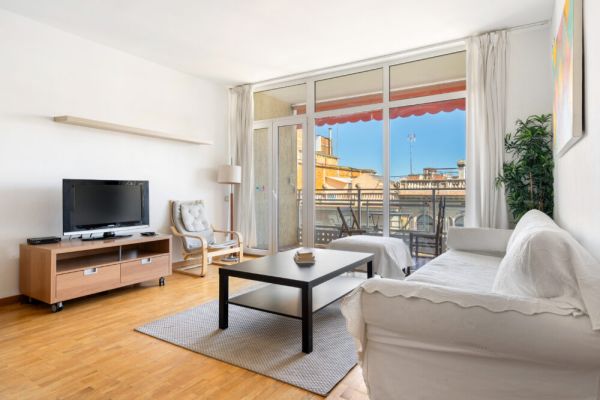 Stylish 4BR City View Apt Near Sagrada Familia