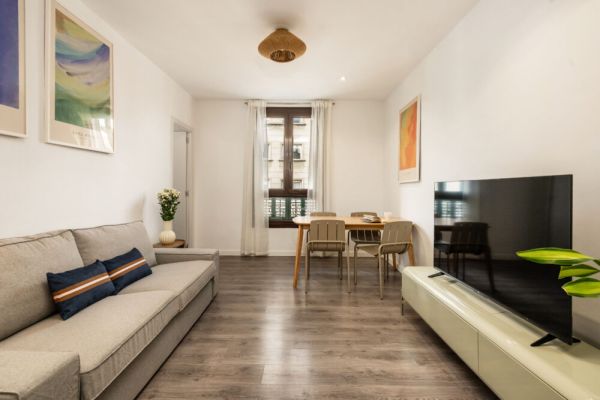 Eixample Pedestrian Gem • Balcony Bathtub • AC