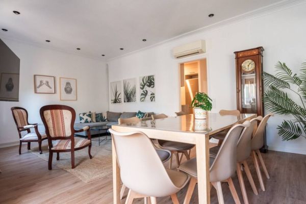 Monthly Central Flat • Urgell 1 min • AC + Wi-Fi