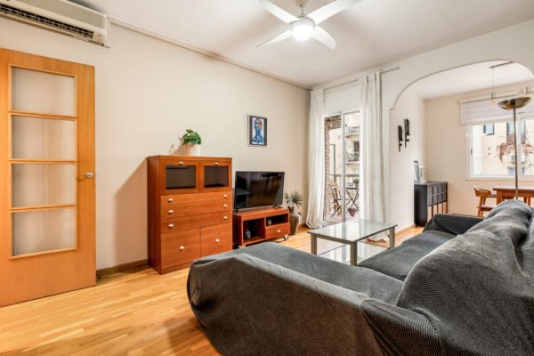 Poble Sec Flat · 2 Balconies · A/C · 4 Guests