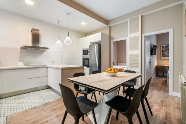 Central 6BR/4BA Modern  • AC • Fiber WiFi